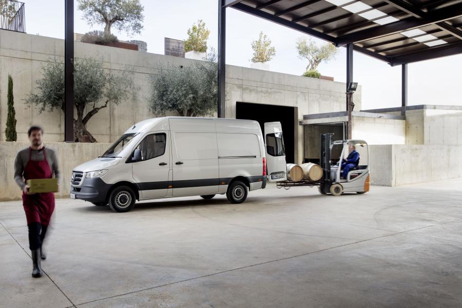  Mercedes-Benz Sprinter Panel Van 2018 года  (UK) (фото 7 из 10)